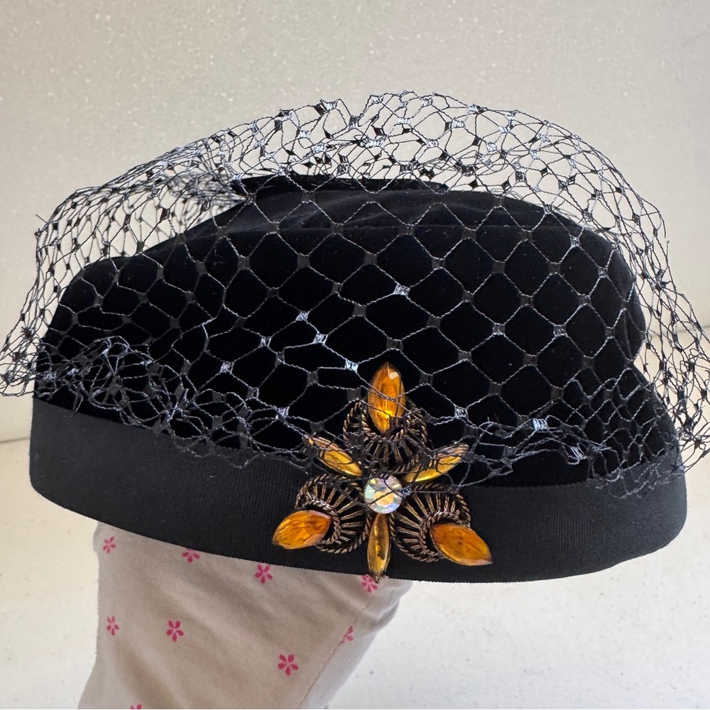 Black Velvet Pillbox Hat with Veil Vintage 60s Lewis II - Picture 1 of 12